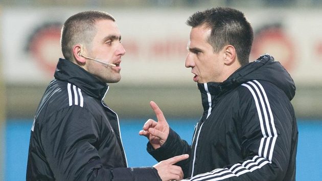 Vedoucí týmu Českých Budějovic Martin Vozábal (vpravo) protestuje u čtvrtého rozhodčího Martina Nenadála v utkání s Příbramí. Vedoucí týmu Českých Budějovic Martin Vozábal (vpravo) protestuje u čtvrtého rozhodčího Martina Nenadála v utkání s Příbramí.