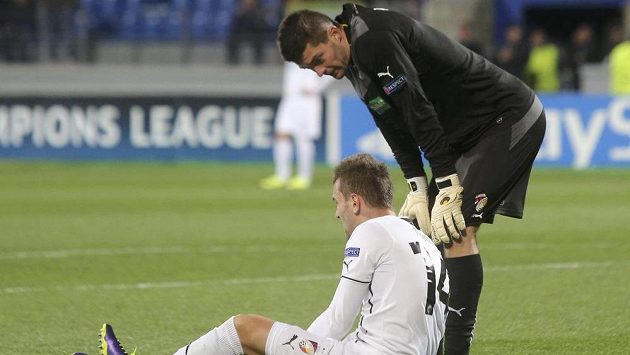 Dva smolaři. Brankář Matúš Kozáčik a obránce Radim Řezník. Dva smolaři. Brankář Matúš Kozáčik a obránce Radim Řezník.