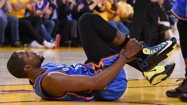 Kevin Durant (35) z Oklahomy poté, co v utkání s Golden State utrpěl zranění kotníku. Kevin Durant (35) z Oklahomy poté, co v utkání s Golden State utrpěl zranění kotníku.
