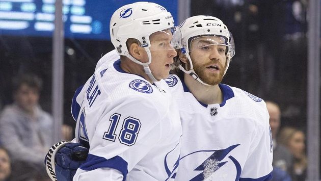 Útočník Tampy Bay Ondřej Palát (vlevo) a Brayden Point (21) se radují z vyrovnávacího gólu proti Torontu. Útočník Tampy Bay Ondřej Palát (vlevo) a Brayden Point (21) se radují z vyrovnávacího gólu proti Torontu.