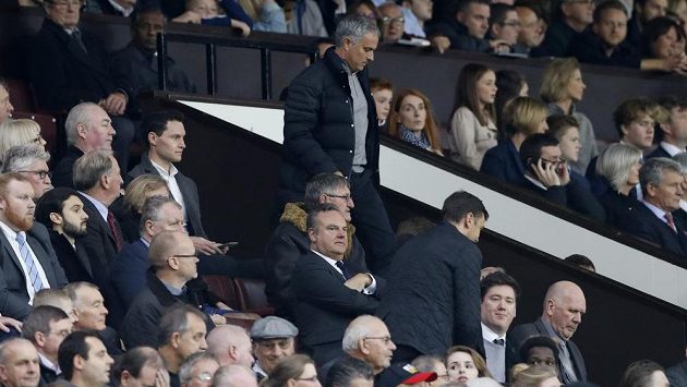 Kouč Manchesteru United José Mourinho sledoval zápas zase jen z tribuny. Kouč Manchesteru United José Mourinho sledoval zápas zase jen z tribuny.