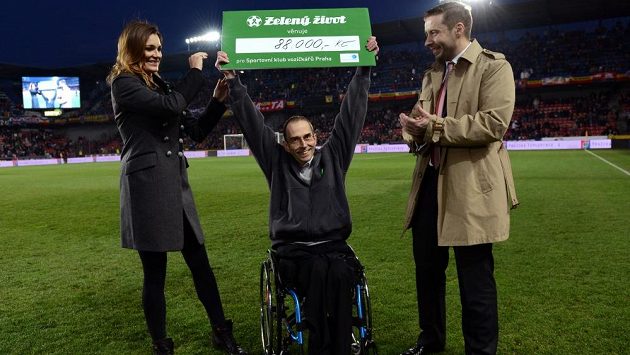 Modelka Alena Šeredová (vlevo) a Dušan Svoboda ze Sparty Praha předávají šek Sportovnímu klubu vozíčkářů. Modelka Alena Šeredová (vlevo) a Dušan Svoboda ze Sparty Praha předávají šek Sportovnímu klubu vozíčkářů.