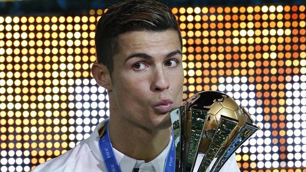 Cristiano Ronaldo s trofejí pro vítěze mistrovství světa klubů. Cristiano Ronaldo s trofejí pro vítěze mistrovství světa klubů.