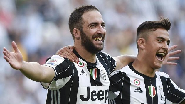 Gonzalo Higuaín (vlevo) z Juventusu oslavuje se spoluhráčem Paulem Dybalou po gólu proti Sassuolu. Gonzalo Higuaín (vlevo) z Juventusu oslavuje se spoluhráčem Paulem Dybalou po gólu proti Sassuolu.
