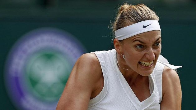 Česká tenistka Petra Kvitová returnuje během osmifinále Wimbledonu. Ilustrační foto. Česká tenistka Petra Kvitová returnuje během osmifinále Wimbledonu. Ilustrační foto.