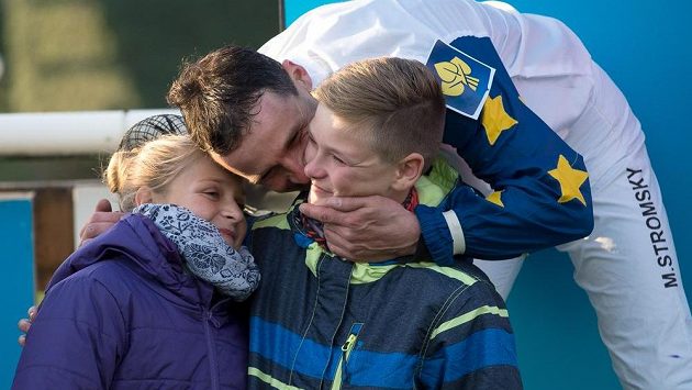 Marek Stromský se dělí o triumf ve Velké pardubické se svými dětmi. Marek Stromský se dělí o triumf ve Velké pardubické se svými dětmi.