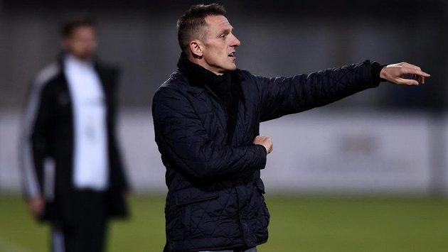 Trenér Dukly Luboš Kozel vyrukuje proti týmu, s nímž jako hráč získal titul. Trenér Dukly Luboš Kozel vyrukuje proti týmu, s nímž jako hráč získal titul.