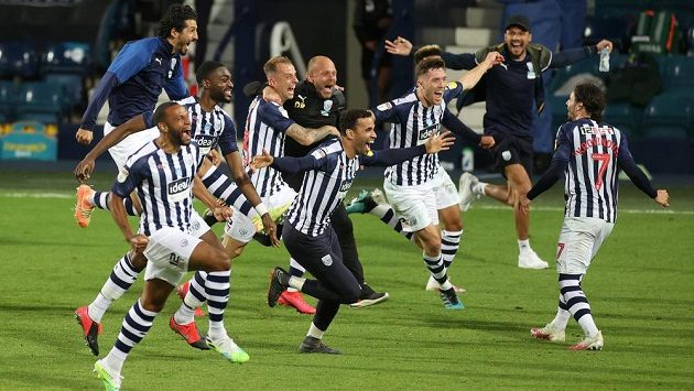 Fotbalistě West Bromwiche se radují z postupu do Premier League. Fotbalistě West Bromwiche se radují z postupu do Premier League.