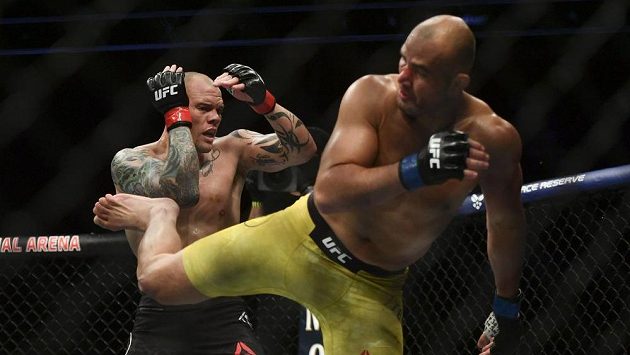 Anthony Smith (vlevo) na galavečeru UFC Fight Night prohrál s Gloverem Teixeirou. Anthony Smith (vlevo) na galavečeru UFC Fight Night prohrál s Gloverem Teixeirou.