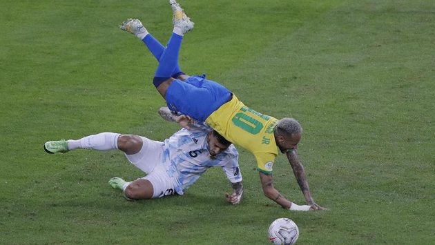 Souboj Brazilce Neymara a Argentince Leandra Paredese během finále Copa América. Souboj Brazilce Neymara a Argentince Leandra Paredese během finále Copa América.
