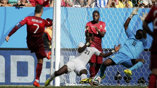 Cristiano Ronaldo takhle dával na 2:1 pro Portugalce. Zabránit tomu nestačil ghanský gólman Fatau Dauda (16) ani John Boye (21). Cristiano Ronaldo takhle dával na 2:1 pro Portugalce. Zabránit tomu nestačil ghanský gólman Fatau Dauda (16) ani John Boye (21).