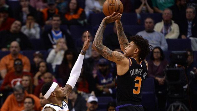 Kelly Oubre (vpravo) z Phoenixu střílí ve vítězném zápase NBA proti Denveru přes Torreyho Craiga. Kelly Oubre (vpravo) z Phoenixu střílí ve vítězném zápase NBA proti Denveru přes Torreyho Craiga.