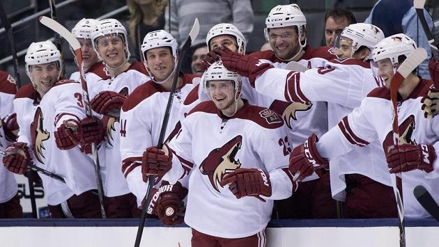 Oliver Ekman-Larsson (23) z Arizony ani nechce věřit, že překonal brankáře Toronta Jonathana Berniera. Oliver Ekman-Larsson (23) z Arizony ani nechce věřit, že překonal brankáře Toronta Jonathana Berniera.