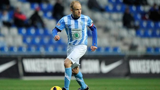 Mladoboleslavský záložník David Jarolím signálem okopírovaným z Hamburku duel rozhodl. Mladoboleslavský záložník David Jarolím signálem okopírovaným z Hamburku duel rozhodl.