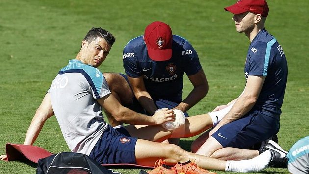 Cristiano Ronaldo má opět problémy. Zraněné koleno musel znovu ledovat. Cristiano Ronaldo má opět problémy. Zraněné koleno musel znovu ledovat.