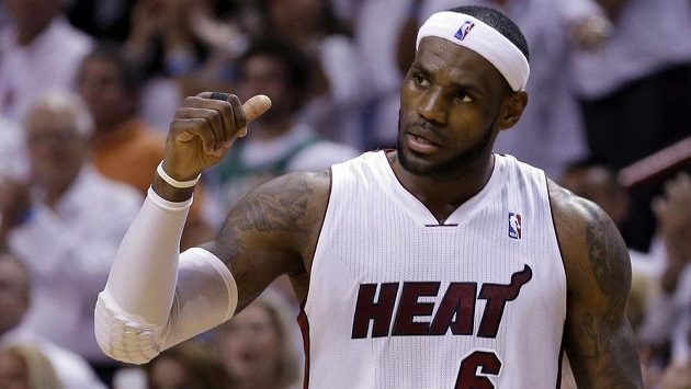 Spokojený útočník Miami Heat LeBron James. Spokojený útočník Miami Heat LeBron James.