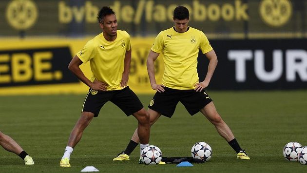 Útočníci Dortmundu Pierre-Emerick Aubameyang a Robert Lewandowski (vpravo) se připravují na čtvrtfinálovou odvetu Ligy mistrů s Realem Madrid. Útočníci Dortmundu Pierre-Emerick Aubameyang a Robert Lewandowski (vpravo) se připravují na čtvrtfinálovou odvetu Ligy mistrů s Realem Madrid.