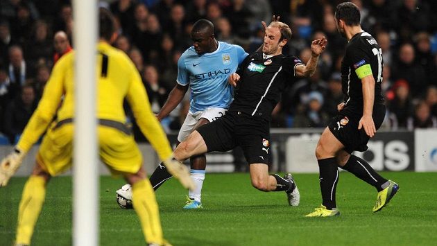 Plzeňský obránce Roman Hubník (druhý zprava) se snaží vypíchnout míč Micahu Richardsovi z Manchesteru City. Plzeňský obránce Roman Hubník (druhý zprava) se snaží vypíchnout míč Micahu Richardsovi z Manchesteru City.