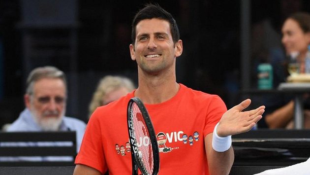 Novak Djokovič během exhibičního zápasu s Jannikem Sinnerem v Adelaide. Zanedlouho začne jeho obhajoba na Australian Open. Novak Djokovič během exhibičního zápasu s Jannikem Sinnerem v Adelaide. Zanedlouho začne jeho obhajoba na Australian Open.
