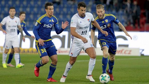 Zleva Jozef Urblík z Jihlavy, Milan Baroš z Baníku Ostrava, Petr Tlustý z Jihlavy. Zleva Jozef Urblík z Jihlavy, Milan Baroš z Baníku Ostrava, Petr Tlustý z Jihlavy.