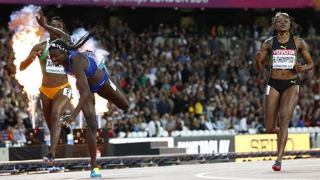 Tori Bowieová z USA padá v závěru sprinterské stovky do cíle pro světové zlato. Vpravo olympijská vítězka Elaine Thompsonová z Jamajky,která v Londýně na medaili nedosáhla. Tori Bowieová z USA padá v závěru sprinterské stovky do cíle pro světové zlato. Vpravo olympijská vítězka Elaine Thompsonová z Jamajky,která v Londýně na medaili nedosáhla.
