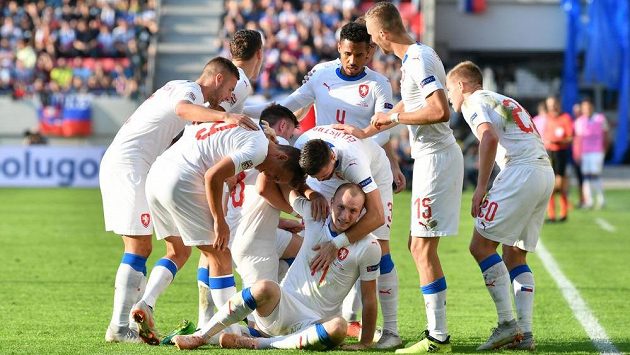 Čeští fotbalisté slaví úvodní branku utkání Čeští fotbalisté slaví úvodní branku utkání