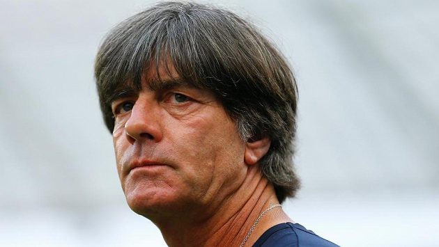 Trenér německých obhájců titulu Joachim Löw se před začátkem MS ocitl v palbě kritiky. Trenér německých obhájců titulu Joachim Löw se před začátkem MS ocitl v palbě kritiky.