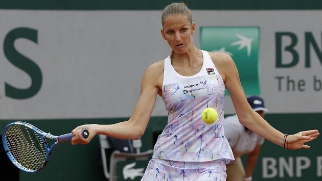 Karolína Plíšková se soustředí na forhendový úder. Karolína Plíšková se soustředí na forhendový úder.
