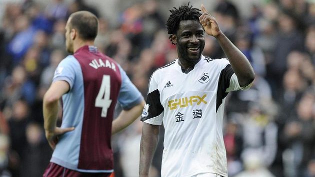 Kanonýr Swansea Bony Wilfried se těší do Brazílie. Kanonýr Swansea Bony Wilfried se těší do Brazílie.