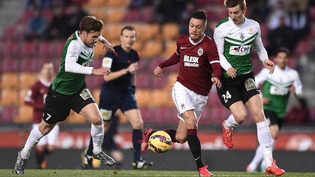 Václav Kadlec ze Sparty Praha, jablonecký fotbalisté Filip Bovák (vlevo) a Ján Greguš během utkání čtvrfinále Poháru FAČR. Václav Kadlec ze Sparty Praha, jablonecký fotbalisté Filip Bovák (vlevo) a Ján Greguš během utkání čtvrfinále Poháru FAČR.