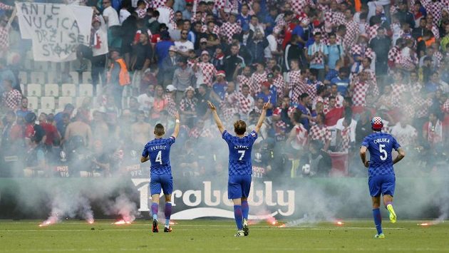 Chorvatští příznivci zaházeli hřiště světlicemi a dělbuchy, uklidňovali je vlastní hráči. Chorvatští příznivci zaházeli hřiště světlicemi a dělbuchy, uklidňovali je vlastní hráči.