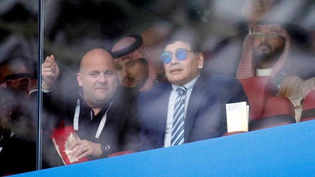 Slavný Diego Maradona nechyběl v hledišti při úvodním duelu MS. Slavný Diego Maradona nechyběl v hledišti při úvodním duelu MS.