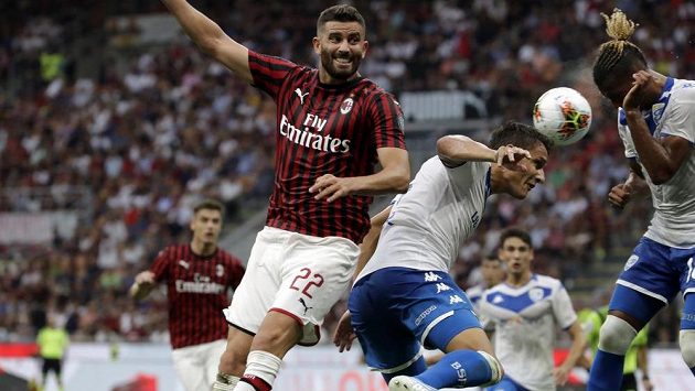 Mateo Musacchio z AC Milán (vlevo) v souboji s Alešem Matějů z Brescie během zápasu Serie A. Mateo Musacchio z AC Milán (vlevo) v souboji s Alešem Matějů z Brescie během zápasu Serie A.