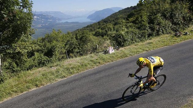 Brit Chris Froome ve žlutém trikotu lídra na trati 15. etapy Tour de France. Brit Chris Froome ve žlutém trikotu lídra na trati 15. etapy Tour de France.
