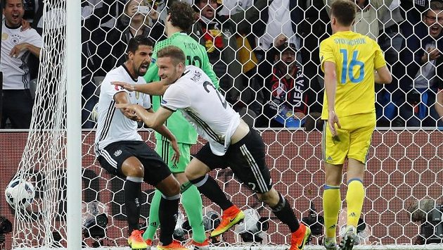 Skhodran Mustafi z Německa se raduje ze svého gólu proti Ukrajině. Skhodran Mustafi z Německa se raduje ze svého gólu proti Ukrajině.