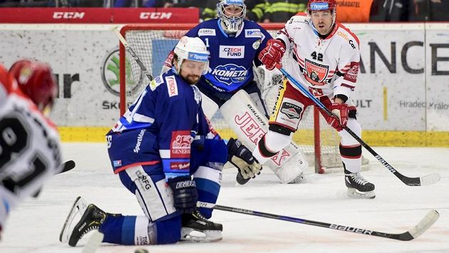 Obránce Brna Tomáš Malec se snaží zblokovat střelu Tomáše Vincoura z Hradce Králové. V pozadí akci sledují brankář Komety Marek Čiliak a hradecký Petr Koukal. Obránce Brna Tomáš Malec se snaží zblokovat střelu Tomáše Vincoura z Hradce Králové. V pozadí akci sledují brankář Komety Marek Čiliak a hradecký Petr Koukal.