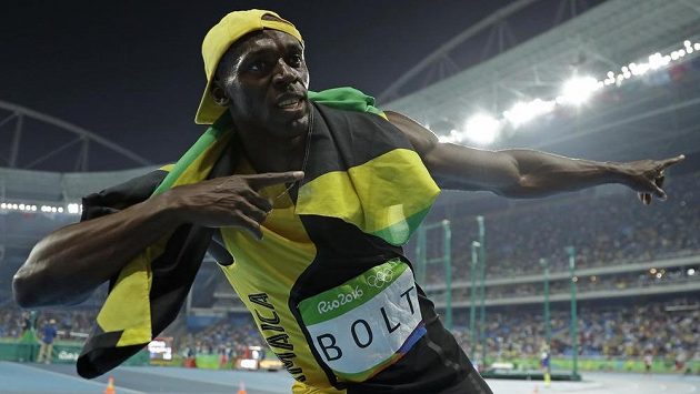 Jamajčan Usain Bolt slaví vítězství v běhu na 100 metrů. Jamajčan Usain Bolt slaví vítězství v běhu na 100 metrů.
