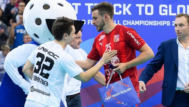 Tom Ondrušek (v červeném) přijímá gratulace k ocenění pro Muže zápasu. Ilustrační foto. Tom Ondrušek (v červeném) přijímá gratulace k ocenění pro Muže zápasu. Ilustrační foto.