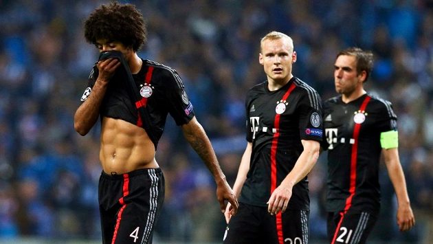 Zklamaní fotbalisté Bayernu Mnichov zleva Dante, Sebastian Rode a Philipp Lahm po prohře v Portu. Zklamaní fotbalisté Bayernu Mnichov zleva Dante, Sebastian Rode a Philipp Lahm po prohře v Portu.