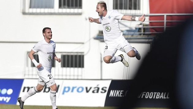 Jiří Valenta z Mladé Boleslavi se raduje ze svého druhého gólu. Vlevo Lukáš Pauschek. Jiří Valenta z Mladé Boleslavi se raduje ze svého druhého gólu. Vlevo Lukáš Pauschek.
