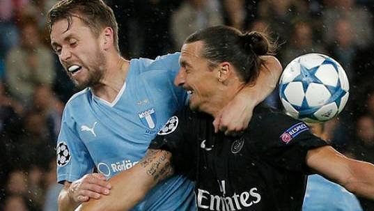 Hvězda PSG Zlatan Ibrahimovic (vpravo) v souboji s Karim Arnasonem z Malmö. Hvězda PSG Zlatan Ibrahimovic (vpravo) v souboji s Karim Arnasonem z Malmö.