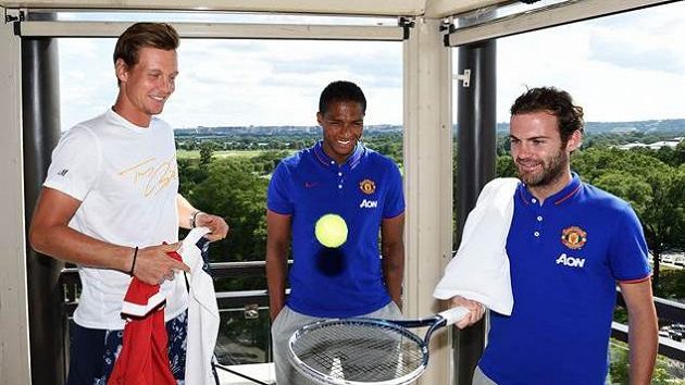 Český tenista Tomáš Berdych při setkání s hráči Manchesteru United. Český tenista Tomáš Berdych při setkání s hráči Manchesteru United.