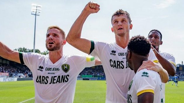 Tomáš Necid se mohl v dresu Haagu radovat z první výhry v sezoně, ozdobil ji dvěma přesnými zásahy. Tomáš Necid se mohl v dresu Haagu radovat z první výhry v sezoně, ozdobil ji dvěma přesnými zásahy.