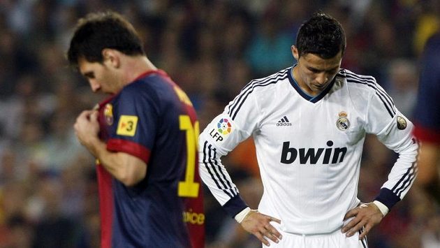 Hvězdy Barcelony a Realu Madrid Lionel Messi a Cristiano Ronaldo se míjí na trávníku při El Clásicu. Hvězdy Barcelony a Realu Madrid Lionel Messi a Cristiano Ronaldo se míjí na trávníku při El Clásicu.