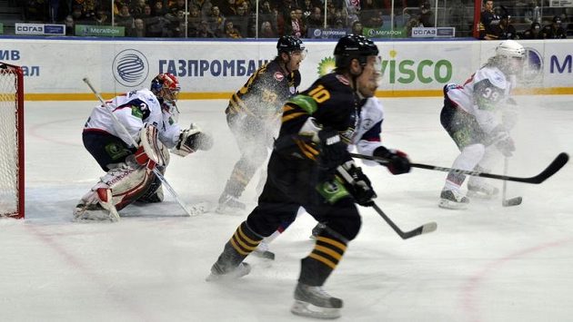 Brankář Petrohradu Jakub Štěpánek brání útok Atlantu ve čtvrtfinále KHL. Brankář Petrohradu Jakub Štěpánek brání útok Atlantu ve čtvrtfinále KHL.