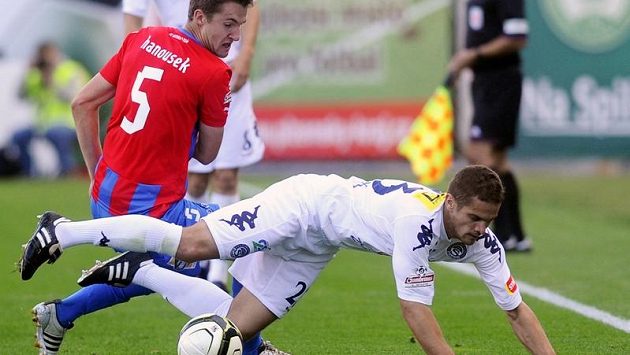 Marek Hanousek z Plzně (vlevo) a Ladislav Volešák ze Slovácka. Marek Hanousek z Plzně (vlevo) a Ladislav Volešák ze Slovácka.