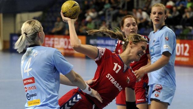 Hana Martínková střílí na branku Slovinek. Hana Martínková střílí na branku Slovinek.