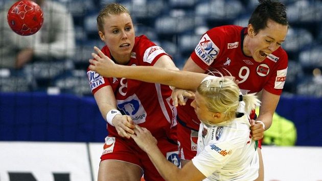 Norské házenkářky Karoline Dyhre Breivangová (vlevo) a Kristine Lunde-Borgersenová brání v semifinále evropského šampionátu Maďarku Krisztinu Triscsukovou Norské házenkářky Karoline Dyhre Breivangová (vlevo) a Kristine Lunde-Borgersenová brání v semifinále evropského šampionátu Maďarku Krisztinu Triscsukovou