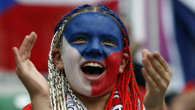 Česká fanynka na zápase fotbalové reprezentace Česká fanynka na zápase fotbalové reprezentace