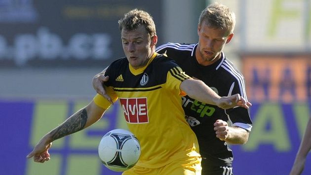 Radek Dejmek z Příbrami (vpravo) a Jakub Řezníček z Dynama. Radek Dejmek z Příbrami (vpravo) a Jakub Řezníček z Dynama.